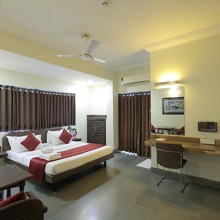 Hotel Hospice Surat Exterior photo