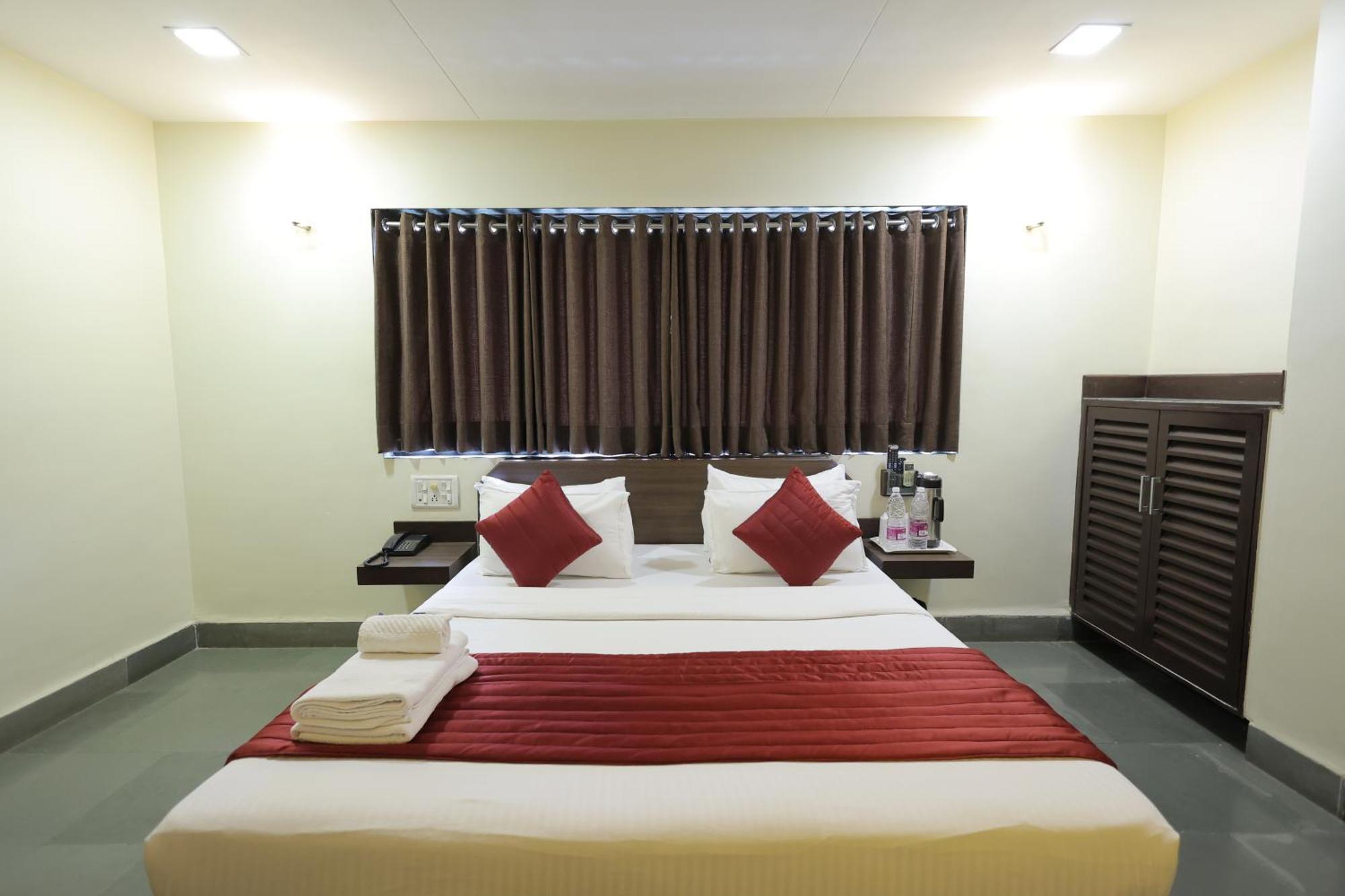 Hotel Hospice Surat Exterior photo