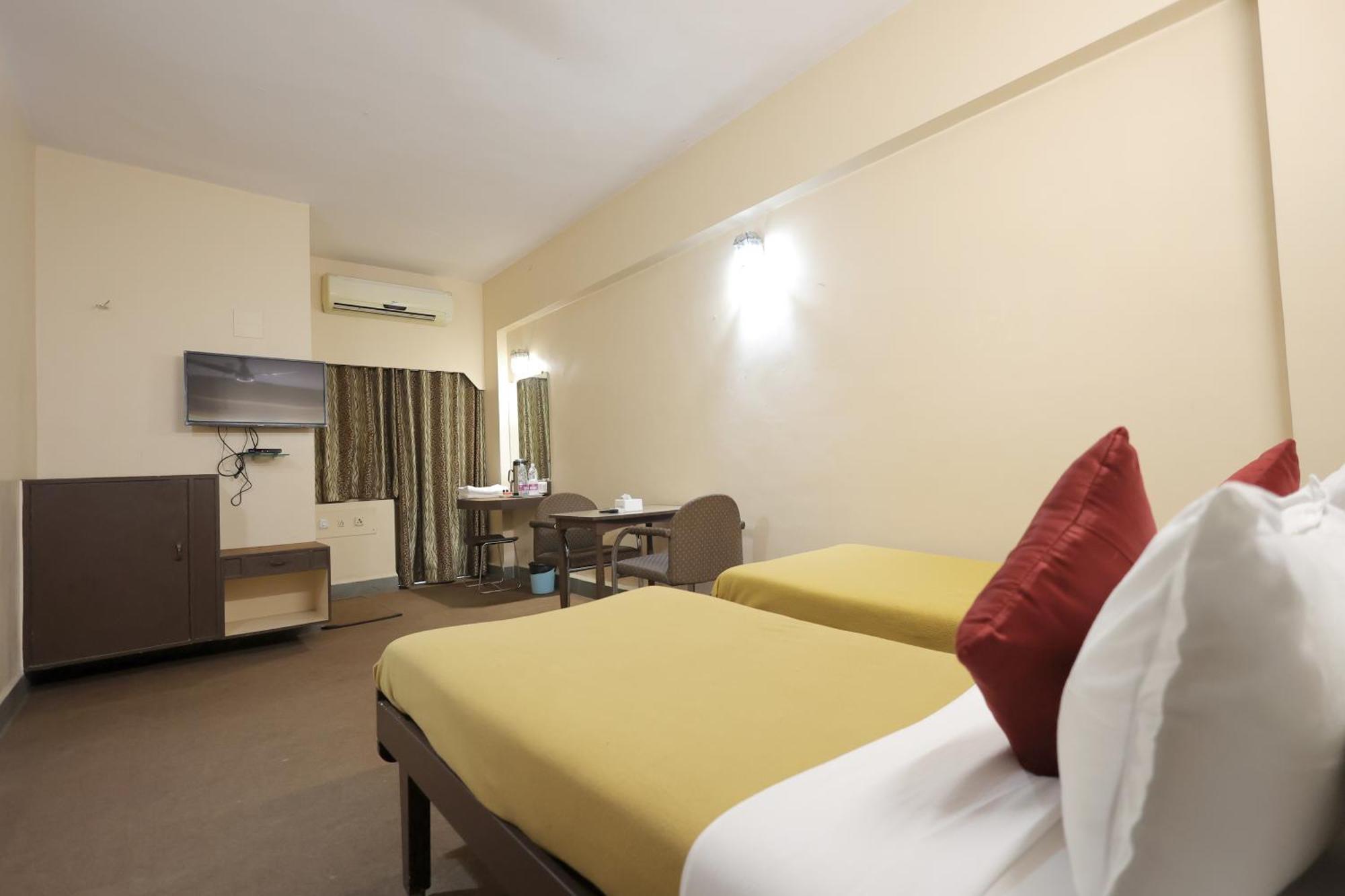 Hotel Hospice Surat Exterior photo