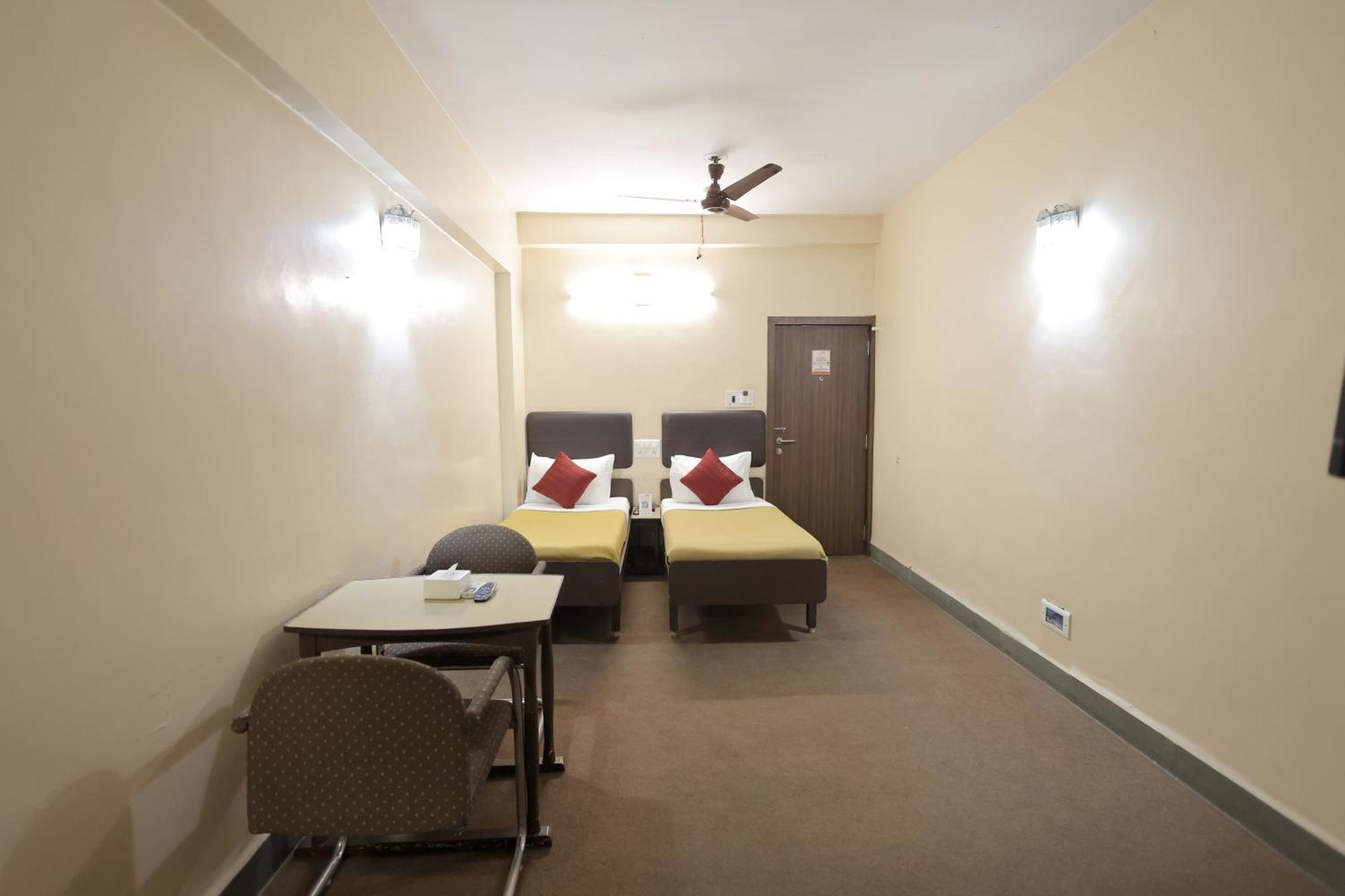 Hotel Hospice Surat Exterior photo