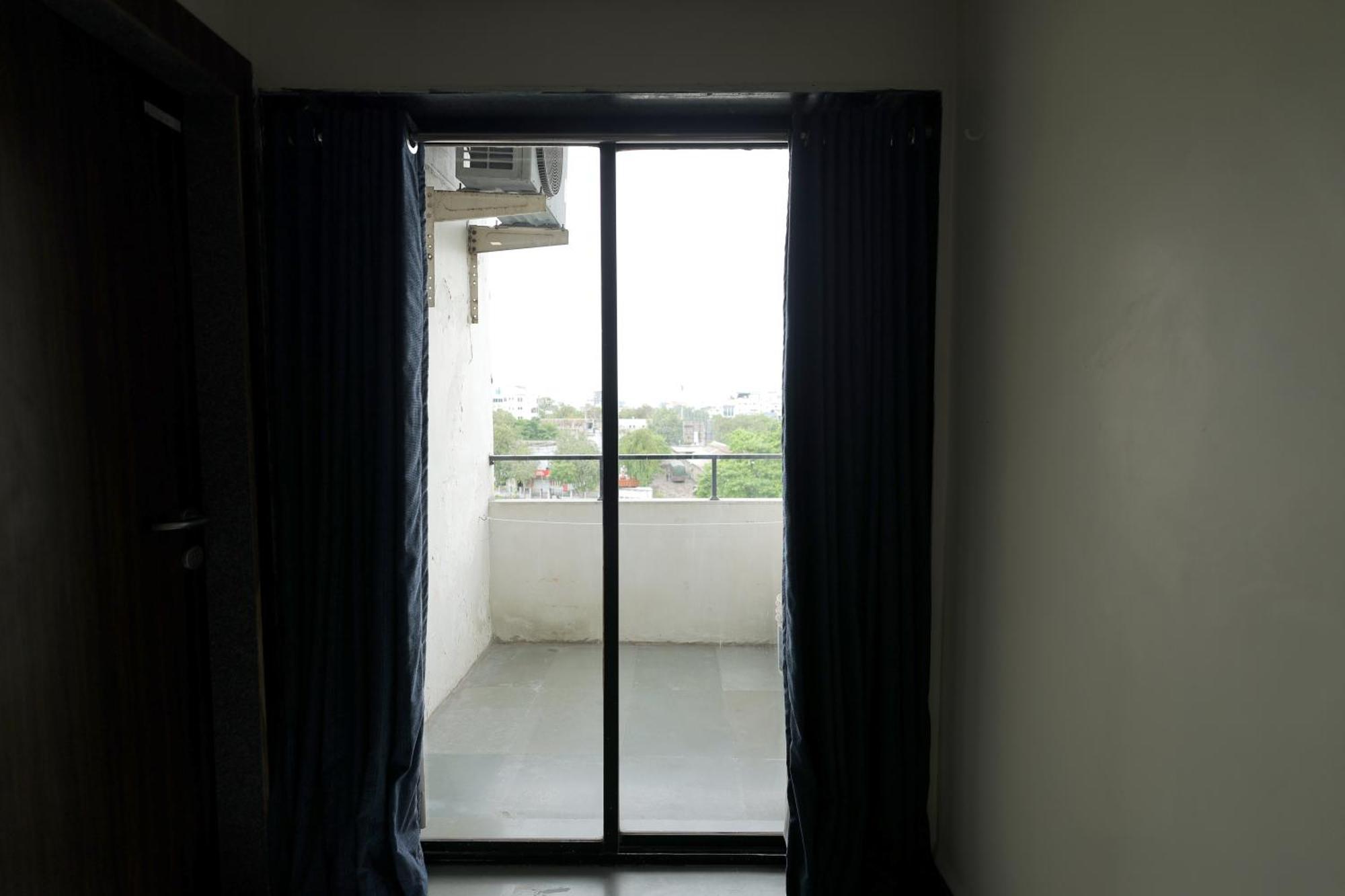 Hotel Hospice Surat Exterior photo