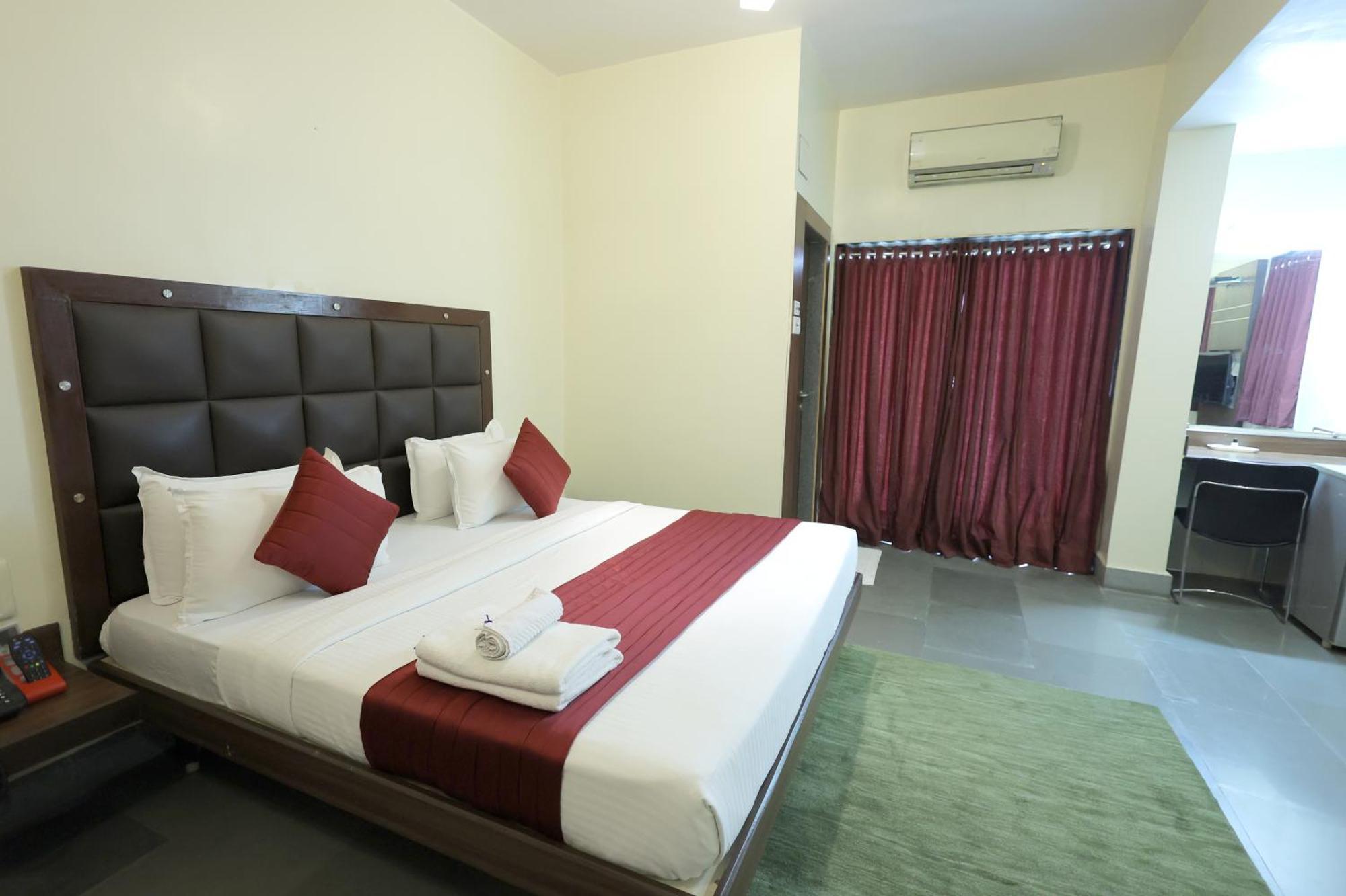Hotel Hospice Surat Exterior photo