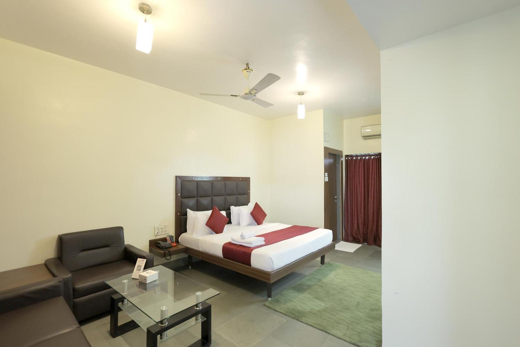 Hotel Hospice Surat Exterior photo